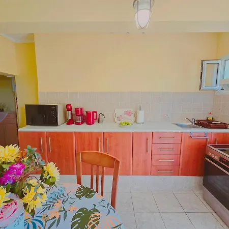 Leceleste Apartman *