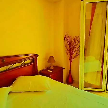 Leceleste Apartman *